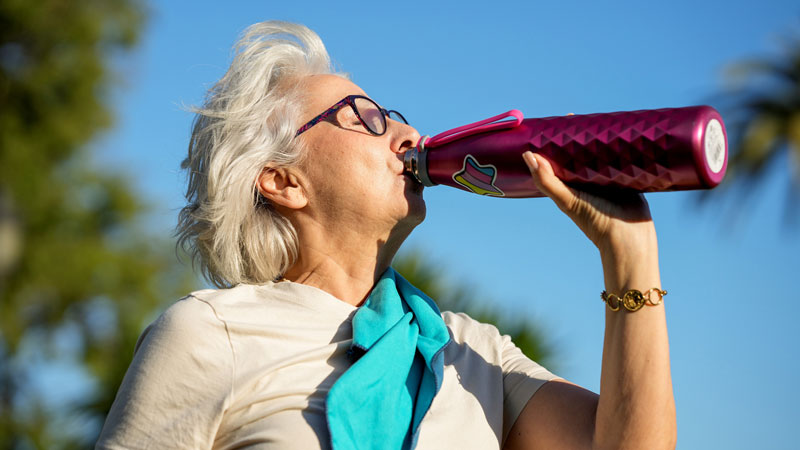 Frau mit Trinkflasche